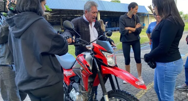 Detran ES promove curso gratuito de pilotagem de motocicleta para mulheres