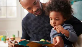 Devemos ler para o bebê recém-nascido?