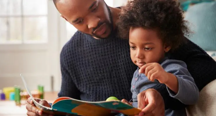 Devemos ler para o bebê recém-nascido?