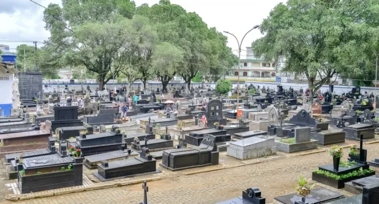 Dia de Finados: cemitérios de Vitória são preparados para homenagens póstumas