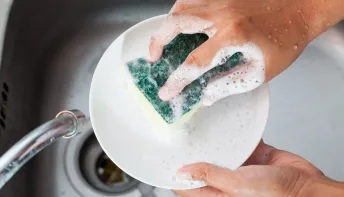 Dicas eficazes para lavar a louça à mão com facilidade