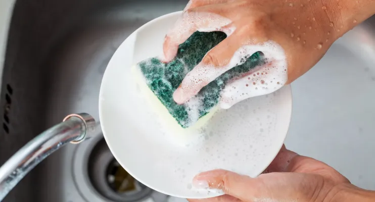 Dicas eficazes para lavar a louça à mão com facilidade