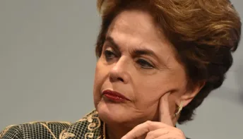 Dilma ao ser questionada por viagem: 'Sou presidente de banco, querida'