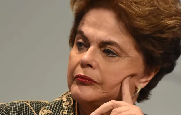 Dilma ao ser questionada por viagem: 'Sou presidente de banco, querida'