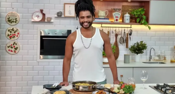 Diogo Almeida ensina risoto de camarão com gengibre e curry para surpreender no Dia dos Namorados