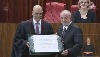 Diplomado pelo TSE, Lula chora e diz que povo reconquistou a democracia