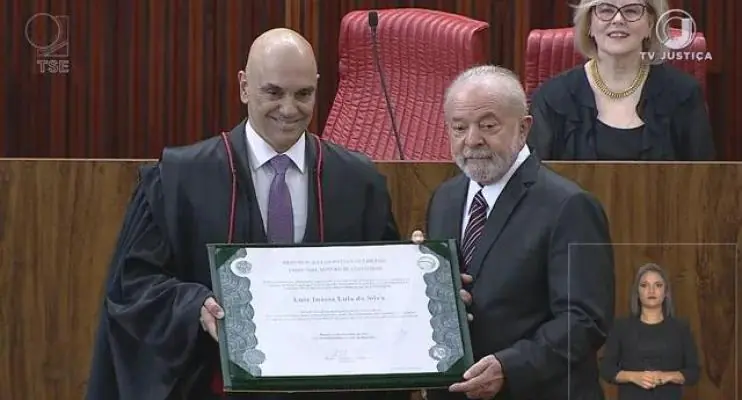 Diplomado pelo TSE, Lula chora e diz que povo reconquistou a democracia
