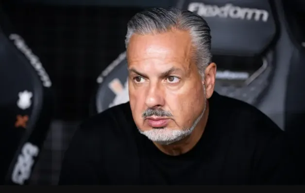 Diretor do Flamengo descarta pressa por reforços e prevê janela diferente