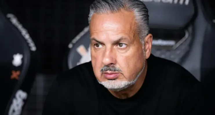 Diretor do Flamengo descarta pressa por reforços e prevê janela diferente