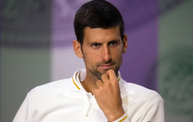 Djokovic doa par de tênis autografado para 'turbinar' projeto social brasileiro