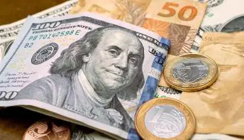 Dólar tem leve alta ante real com cautela internacional e tensão política doméstica