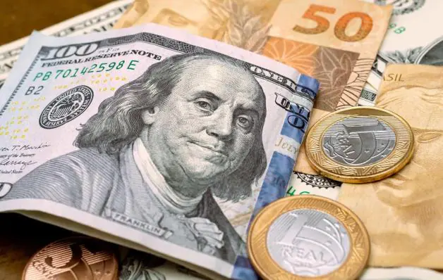 Dólar tem leve alta ante real com cautela internacional e tensão política doméstica