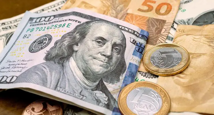 Dólar tem leve alta ante real com cautela internacional e tensão política doméstica