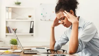Dor de cabeça frequente: causas e quando buscar ajuda