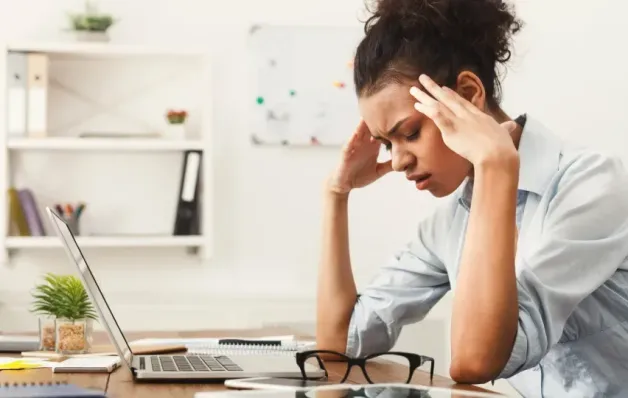 Dor de cabeça frequente: causas e quando buscar ajuda