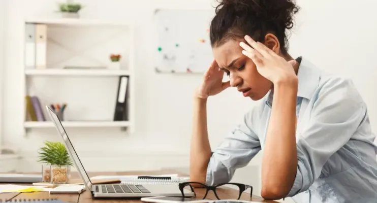 Dor de cabeça frequente: causas e quando buscar ajuda