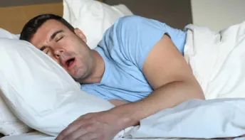 Dormir de boca aberta: 6 problemas de saúde que você precisa conhecer