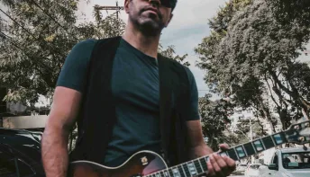Douglas Richa desponta no cenário do pop-rock com single “caliente”
