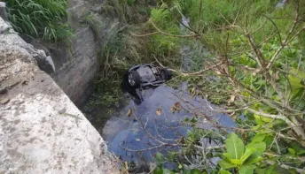 Duas pessoas morreram após carro cair de ponte e ficar parcialmente submerso em rio na Bahia