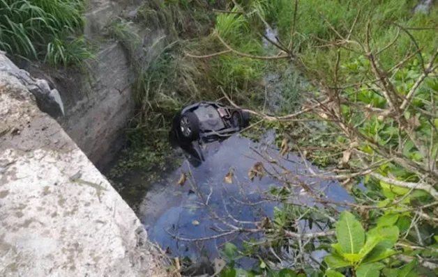 Duas pessoas morreram após carro cair de ponte e ficar parcialmente submerso em rio na Bahia