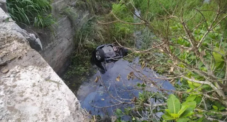 Duas pessoas morreram após carro cair de ponte e ficar parcialmente submerso em rio na Bahia