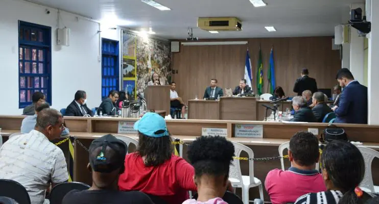 Em sessão da Câmara, Executivo mostra 'contas sob controle' e prevê superávit ainda maior em 2022