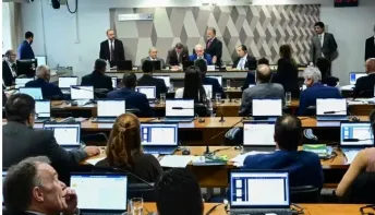 Em votação unânime, CCJ do Senado rejeita e enterra PEC da Blindagem