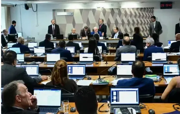 Em votação unânime, CCJ do Senado rejeita e enterra PEC da Blindagem