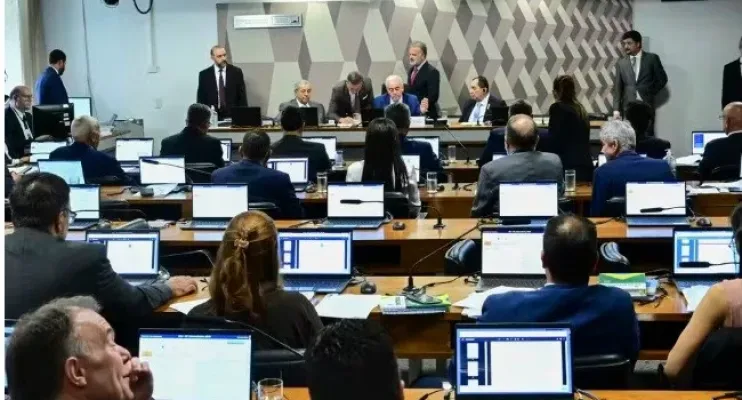 Em votação unânime, CCJ do Senado rejeita e enterra PEC da Blindagem