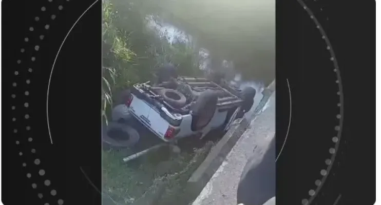  Empresário e funcionário morrem após caminhonete cair de ponte em Viana