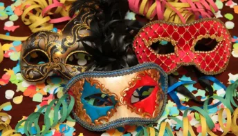 Entre máscaras e verdades, qual alegria você quer levar?