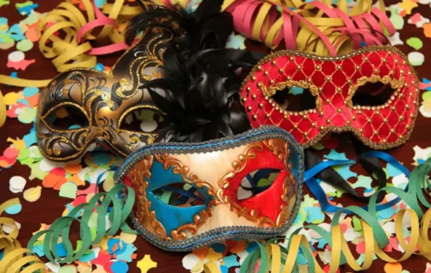 Entre máscaras e verdades, qual alegria você quer levar?