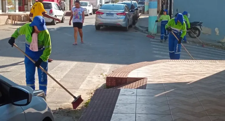 Equipes da Prefeitura de Cariacica fazem capina, varrição e recolhem animais soltos