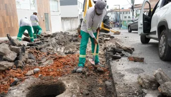 Equipes da Prefeitura de São Mateus atuam em ruas e avenidas no feriado