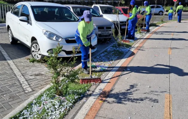 Equipes reforçam limpeza na Nova Orla de Cariacica após shows