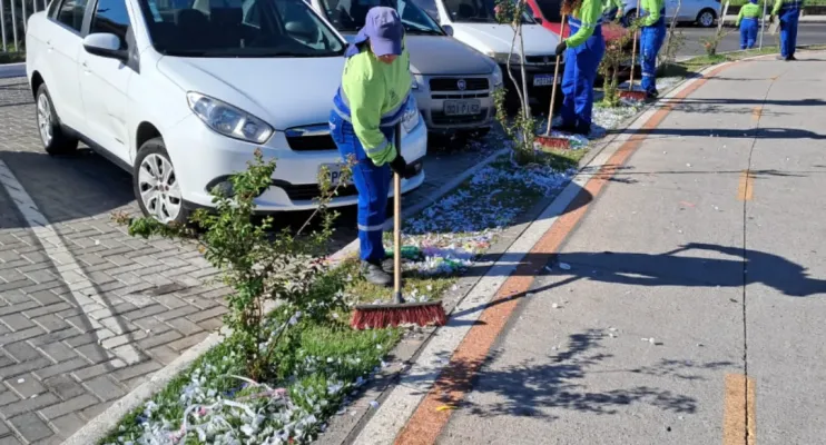 Equipes reforçam limpeza na Nova Orla de Cariacica após shows