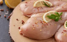 Erro ao preparar frango pode causar contaminação; veja como evitar isso