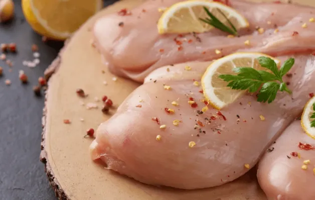 Erro ao preparar frango pode causar contaminação; veja como evitar isso