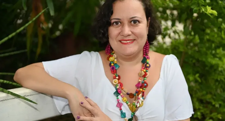 Escritora lança livro de crônicas sobre o universo feminino no Dia Internacional da Mulher