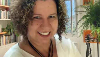 Escritora Lilian Menenguci ganha Biblioteca Escolar com seu nome em Vitória