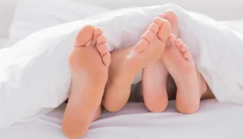 Esfrega os pés antes de adormecer? Saiba o que significa
