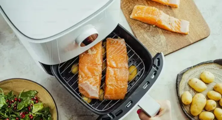 Especialista alerta para hábito de não limpar air fryer a cada uso e dá dica de limpeza