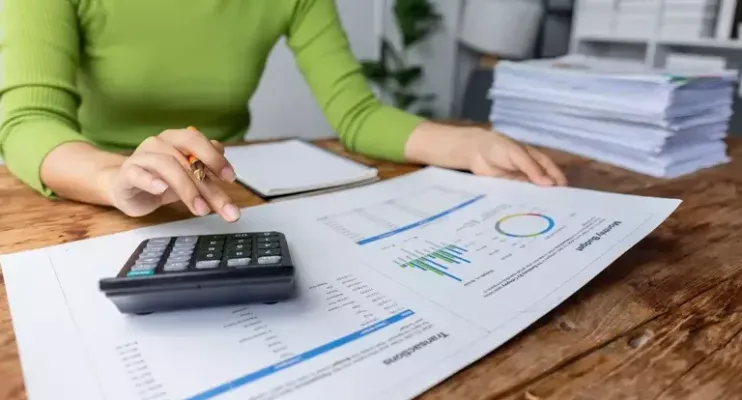 Especialista ensina a equilibrar as finanças para começar 2025 com o pé direito