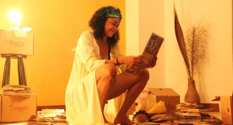 Espetáculo teatral ‘O Som do Meu Silêncio’ marca a estreia solo da atriz Luciene Camargo