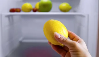 Espete palitos no limão antes de guardá-lo na geladeira. Saiba o motivo