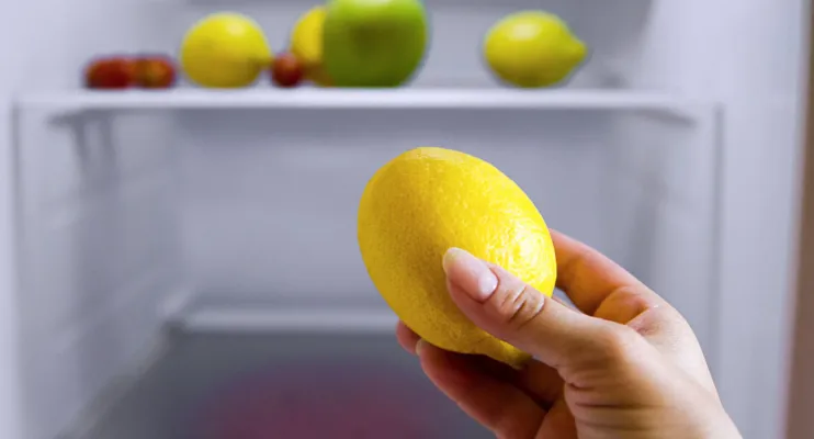 Espete palitos no limão antes de guardá-lo na geladeira. Saiba o motivo