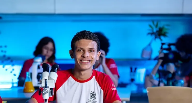 Espírito Santo: Nova lei da Sedu limita uso de celulares nas escolas e prioriza o aprendizado