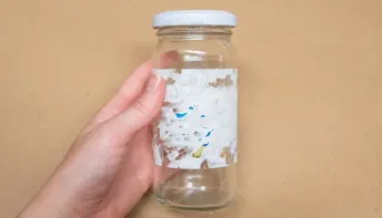 Este truque simples te ajudará a remover cola e rótulos de potes de vidro