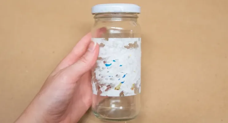 Este truque simples te ajudará a remover cola e rótulos de potes de vidro