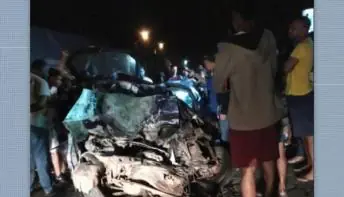 Estradas Acidente entre carro e carreta deixa três mortos na BR-101, em Conceição da Barra
